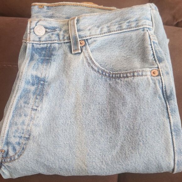 Levi's Blue Jeans with Iconic Orange Stitching and Classic Denim Fabric - Picture 8 of 9